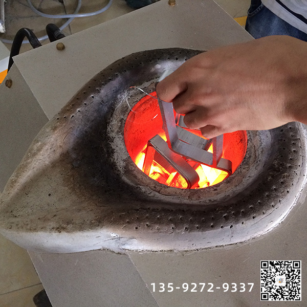 韓國客戶訂購小型中頻熔煉爐已成功已經(jīng)到達(dá)港口