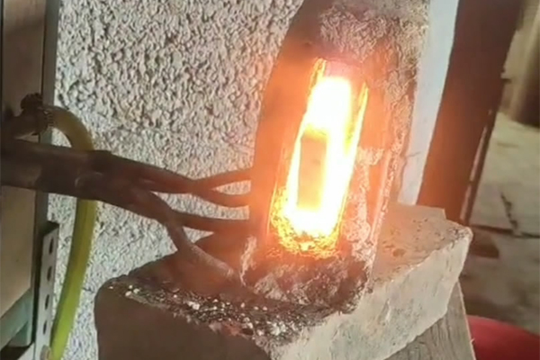 現在打鐵都用感應加熱設備了,速度快安全無明火