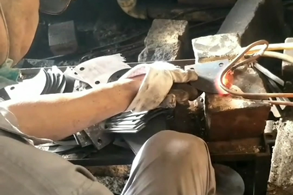 中高頻感應(yīng)加熱設(shè)備對刀具淬火生產(chǎn)過程