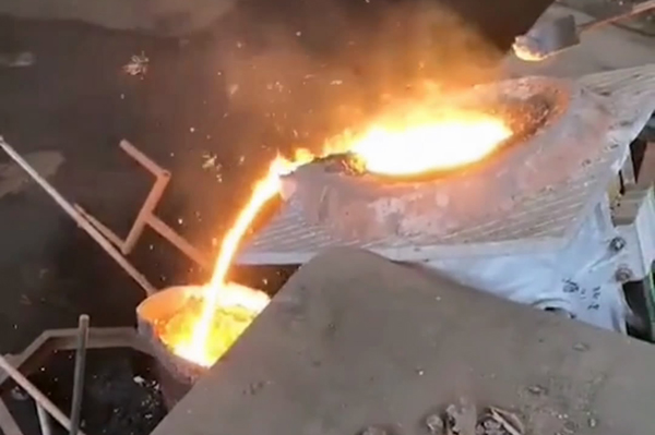 中頻熔煉爐中頻熔鋁爐倒料