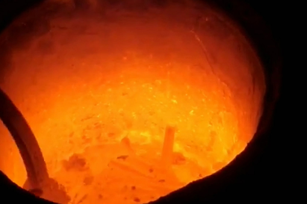 中頻熔煉爐體積小操作簡單