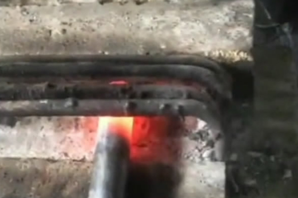 高頻感應加熱設備加熱速度快幾秒鐘燒紅鐵棒