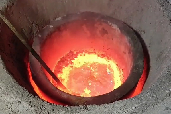 中頻熔煉爐-熔銀爐-30公斤白銀熔煉設(shè)備