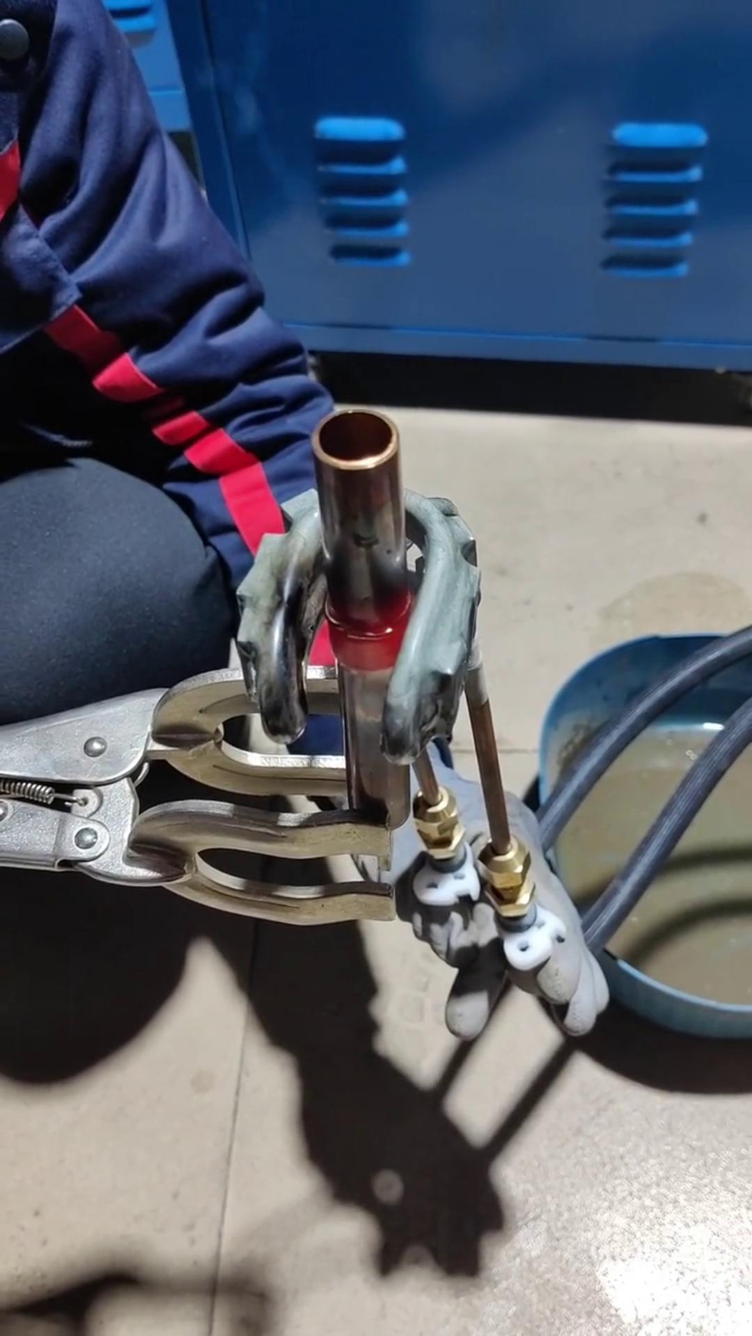 手持式高頻機銅管釬焊,效率提成效果更好-高頻感應(yīng)加熱設(shè)備