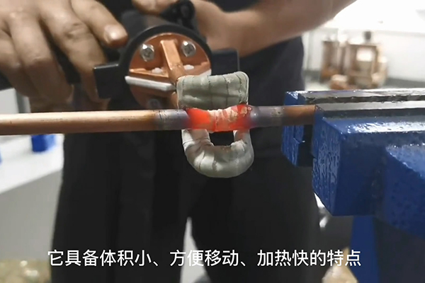 手持式高頻焊接機,比傳統的氣焊火焊更加簡單,插電就可以用