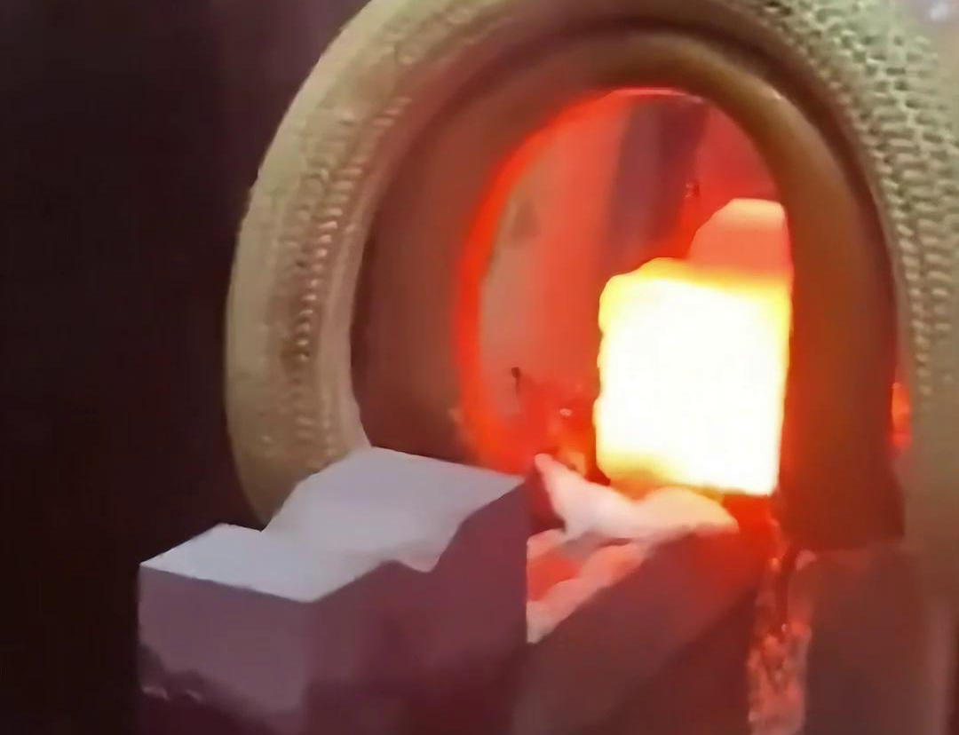 高頻焊機(jī)在焊接水鉆頭上的合金時(shí)，展現(xiàn)出了其獨(dú)特的優(yōu)勢