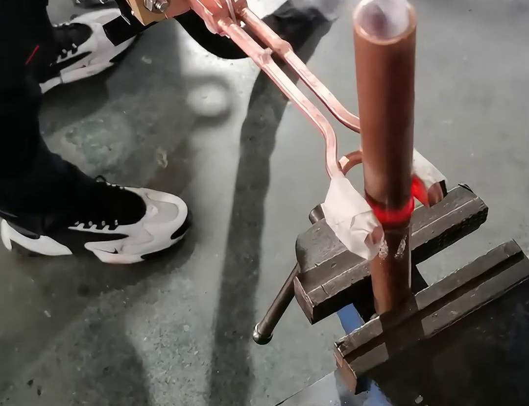 手持式高頻焊機的價格相對較高，但其高效、靈活、高質量的銅管焊接特點