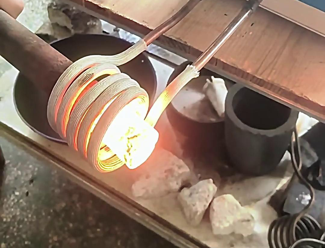 高頻機棒料加熱適用于需要快速加熱至特定溫度的應(yīng)用場景，如熱處理、熱鍛、焊接等工藝。