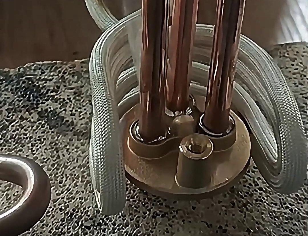 高頻釬焊技術在銅管分流器的焊接中得到了廣泛應用，適用于不同材質、尺寸和形狀的銅管分流器的焊接