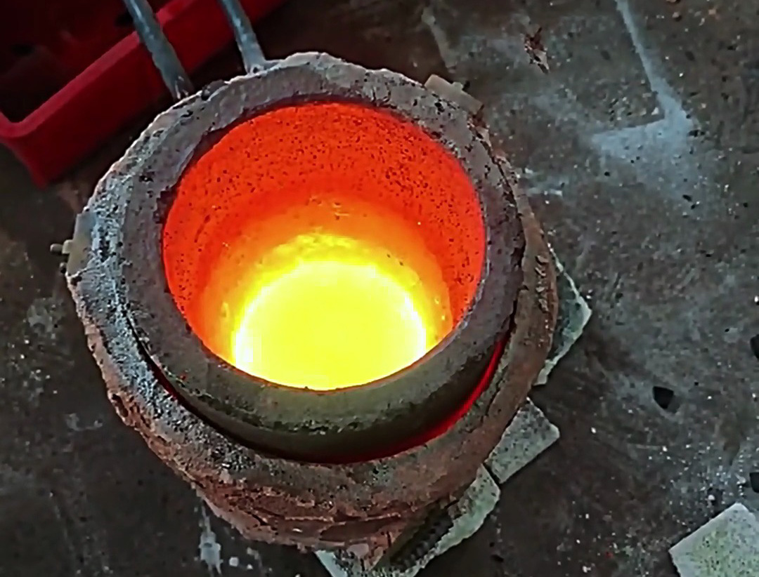 海拓熔煉爐鐵金屬熔煉實(shí)測：220V/380V 機(jī)型覆蓋小批量熔鐵需求