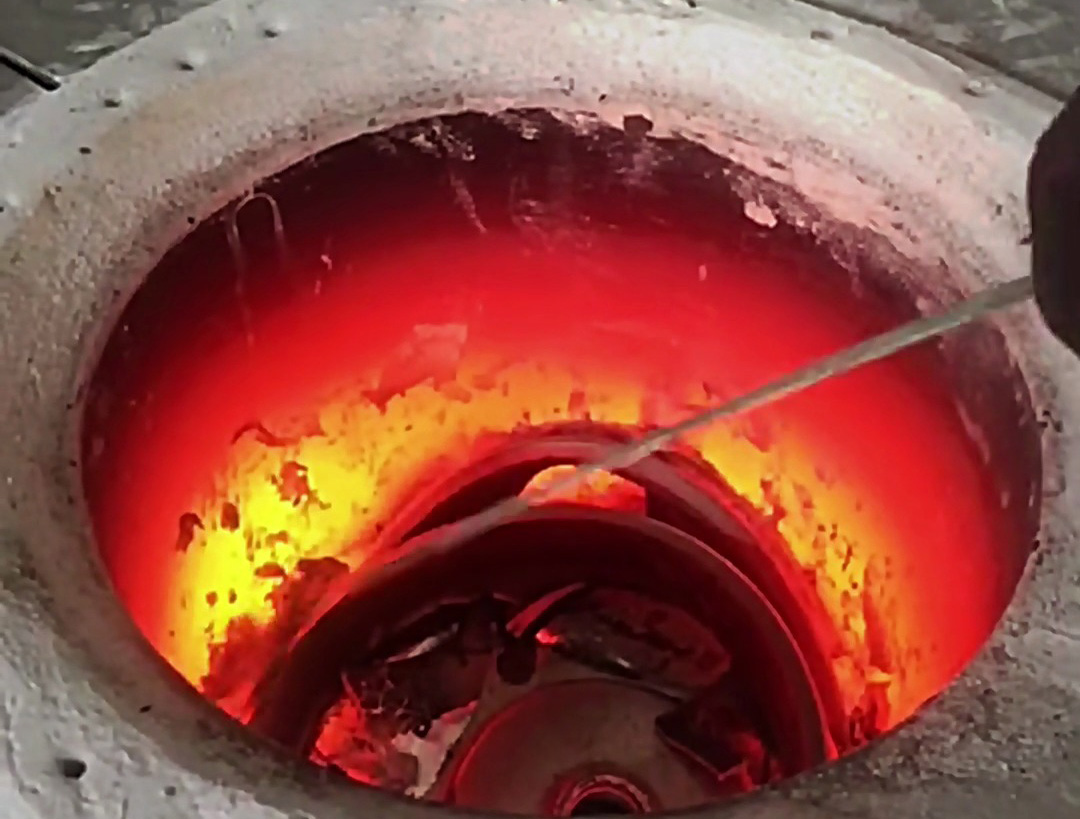 50 公斤手搖傾倒式中頻熔錫爐：中小批量低熔點金屬熔煉的實用之選