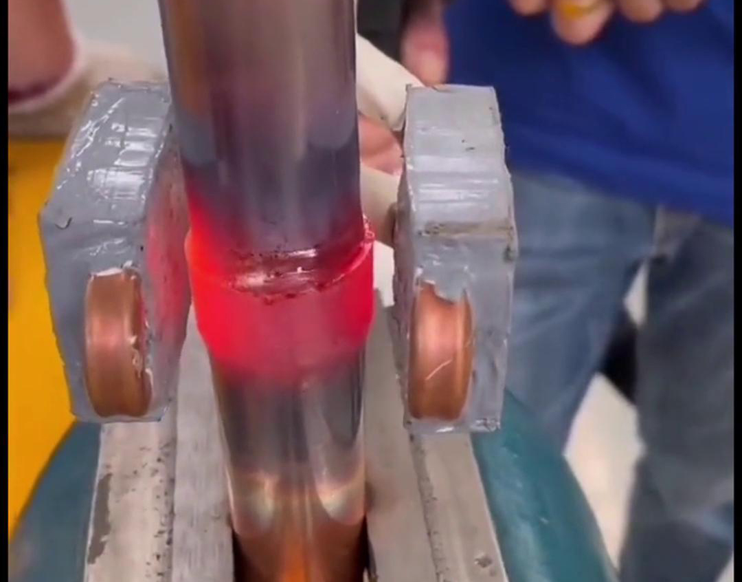 手持式高頻焊接機,比傳統(tǒng)的氣焊火焊更加簡單