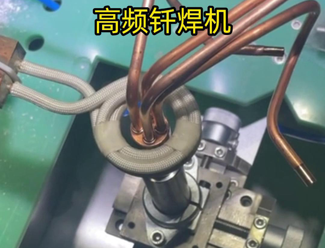 在雙工位自動感應釬焊設備中，每個工位都配備了獨立的感應加熱系統(tǒng)和釬焊工具，確保兩個工位可以同時進行焊接作業(yè)