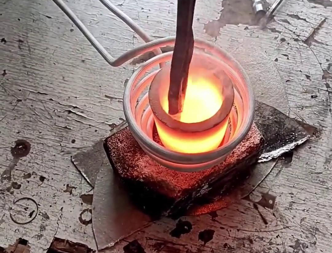 小型中頻熔煉爐具有體積小、重量輕、效率高、耗電少、熔化升溫快