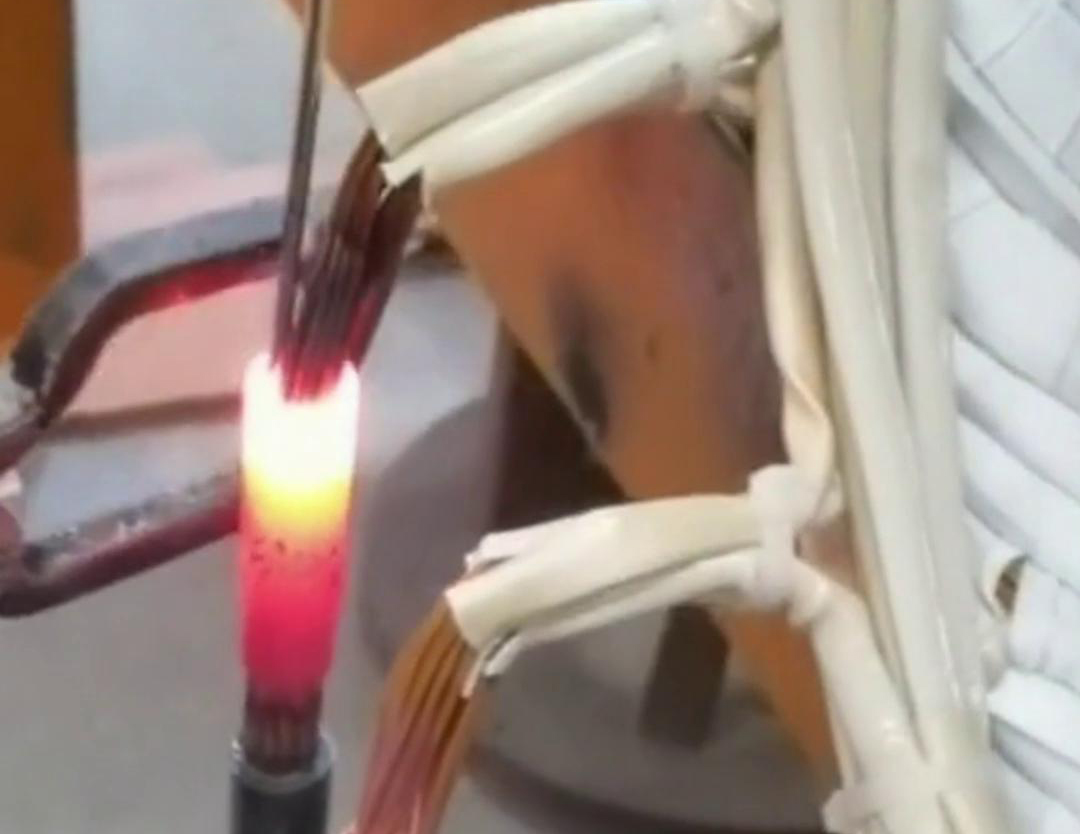 手持式高頻焊機(jī)是一種高效、簡(jiǎn)單、環(huán)保的焊接設(shè)備，適用于各種金屬材料的焊接任務(wù)