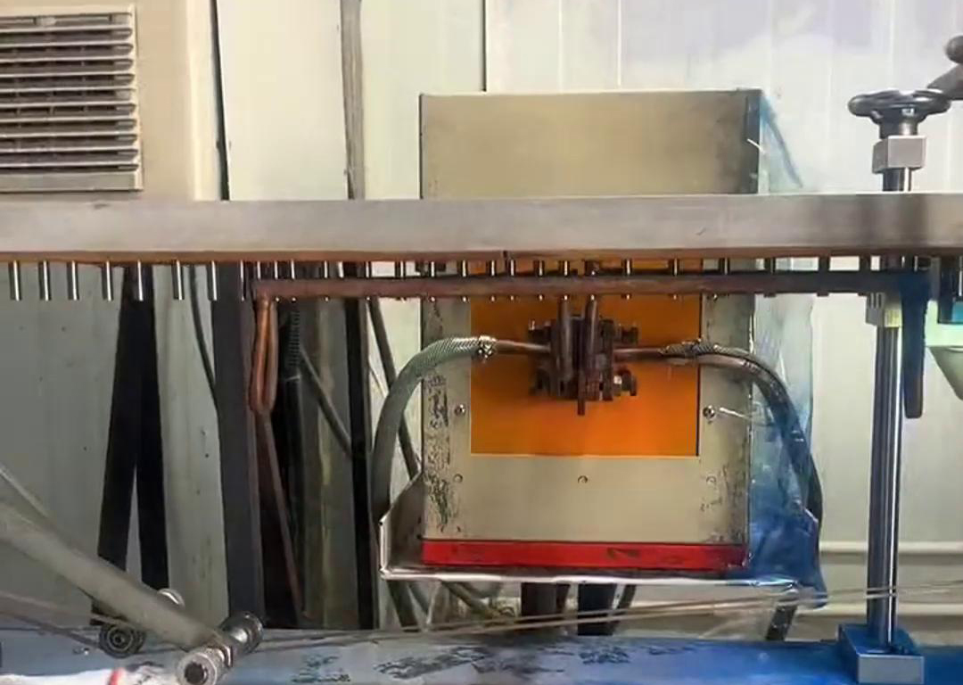 通過振動盤自動化上料到輸送帶,然后高頻電源對要加熱的工件進行局部加熱,根據工藝要求直接經過容器 ,讓其局部覆蓋一層涂料