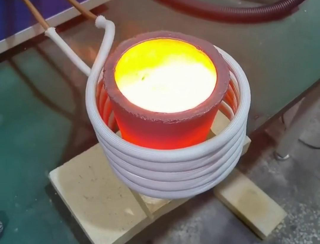 小型高頻熔鋁爐是一種高效、節(jié)能的熔煉設(shè)備，適用于鋁合金的快速熔化。