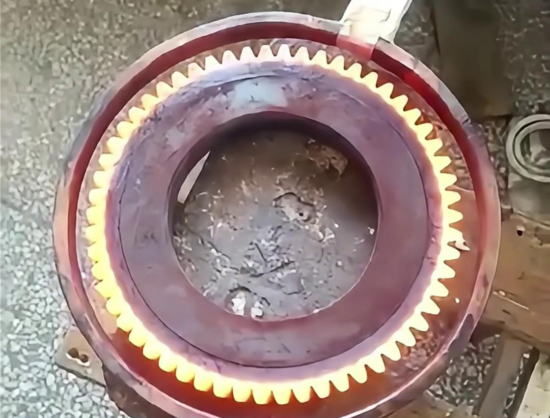 高頻感應(yīng)加熱淬火設(shè)備在工廠進行齒輪淬火試樣