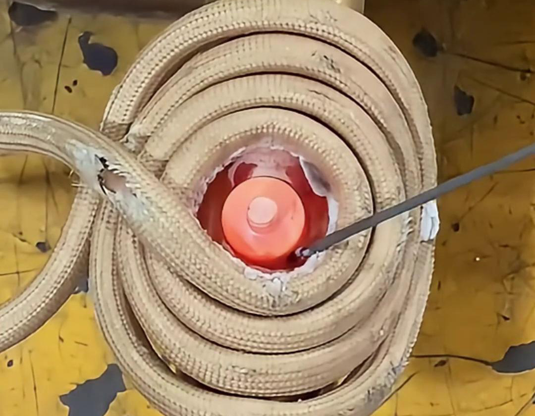 用高頻焊機(jī)給客戶是焊黃銅管件，焊縫飽滿美觀強(qiáng)度高不會(huì)虛焊