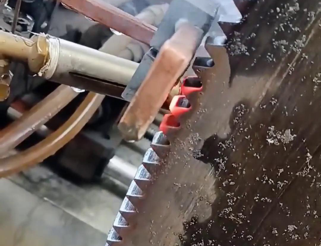 大型圓盤鋸齒是如何淬火？利用高頻淬火機(jī)