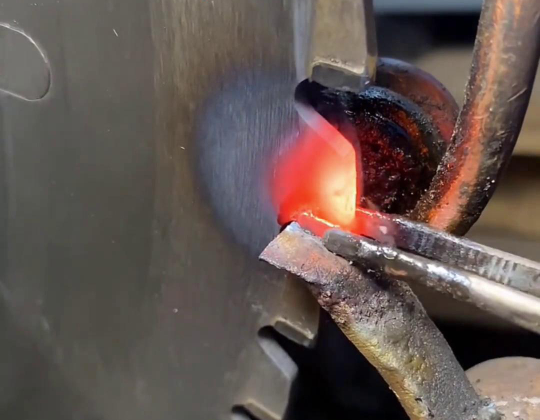 你知道鋸片鋸齒上的合金是怎么焊接上去的嗎?用高頻焊機(jī)啊