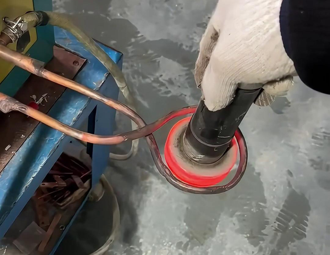 超音頻感應加熱設備是一種對金屬工件進行感應加熱,以進行表面淬火、退火等熱處理的設備。