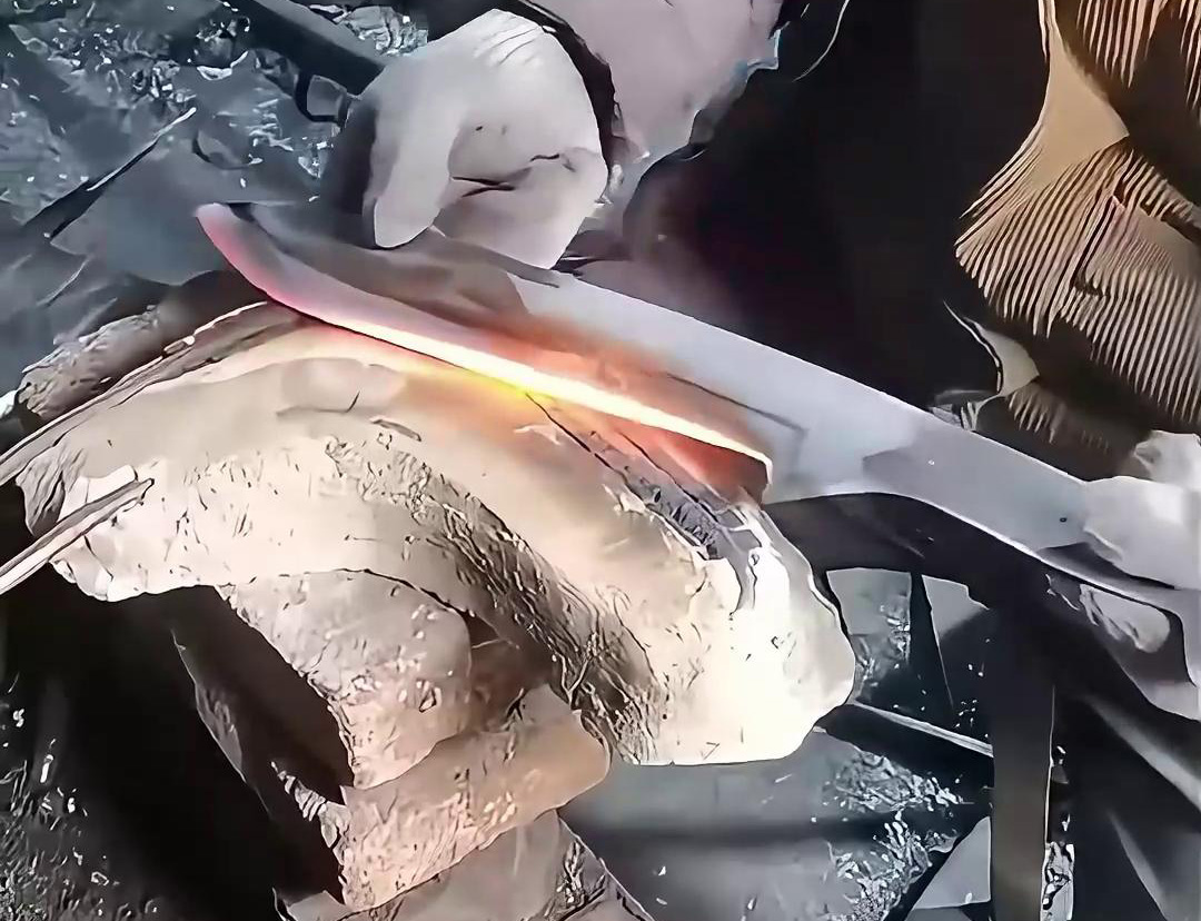 高頻淬火機對刀具刃口淬火熱處理是一種高效、節能的金屬熱處理工藝