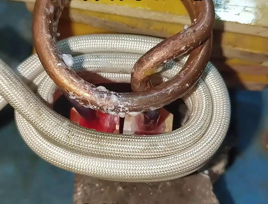 高頻焊接機能夠將電熱管的紫銅和黃銅加熱到焊接溫度，提高了焊接效率