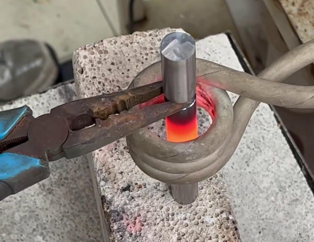 鋼棒折彎過程,高頻加熱機能快速加熱鋼棒退火