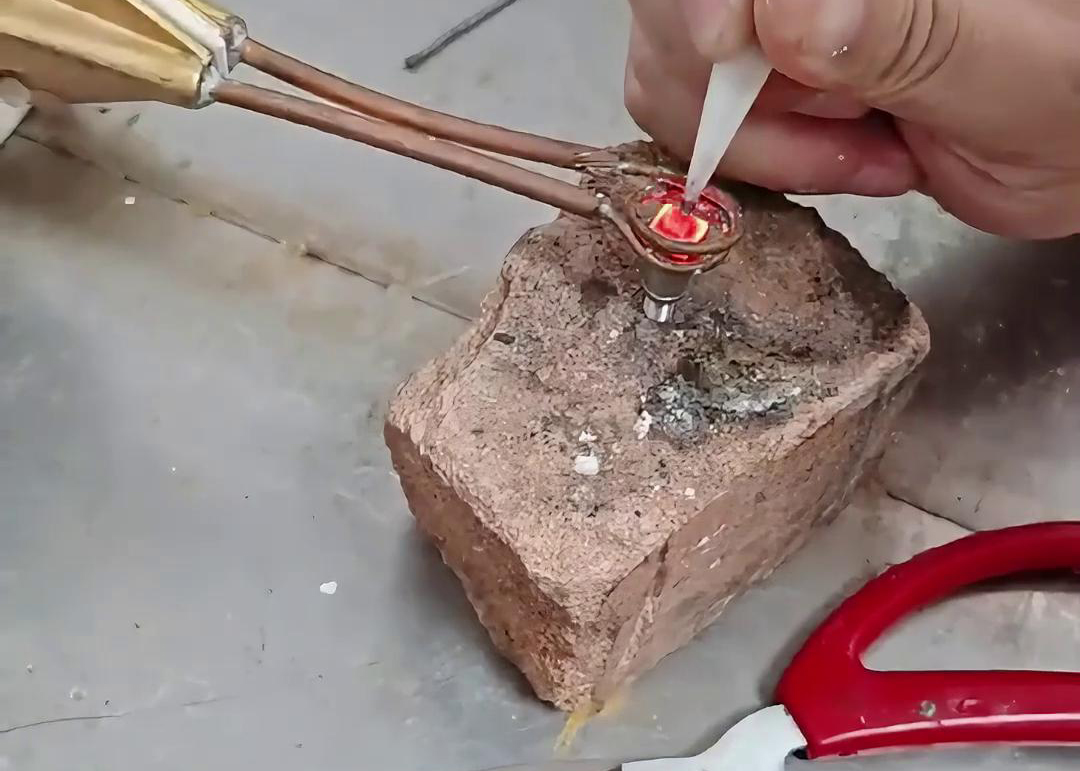 超高頻焊機(jī)憑借其獨(dú)特的工作原理和優(yōu)勢(shì),在鎢鋼焊接方面表現(xiàn)出色