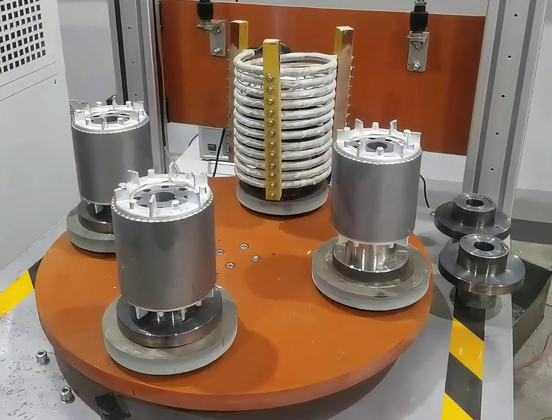 一套人工操作半自動電機轉子熱套設備,它由高頻感應加熱設備組合而成