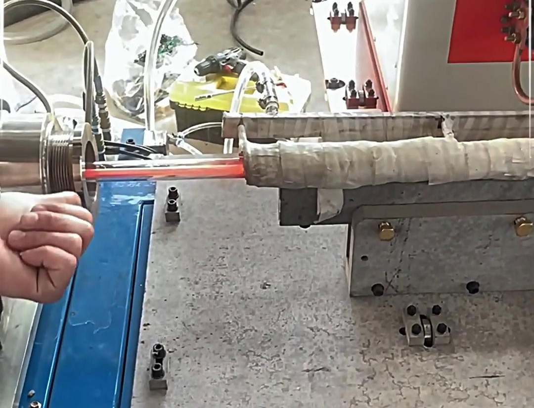 利用高頻加熱機快速加熱熱取塑料內的銅螺母