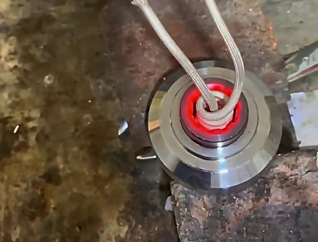 高頻內(nèi)孔加熱淬火技術(shù)廣泛應(yīng)用于汽車零部件、五金模具、軸類零件