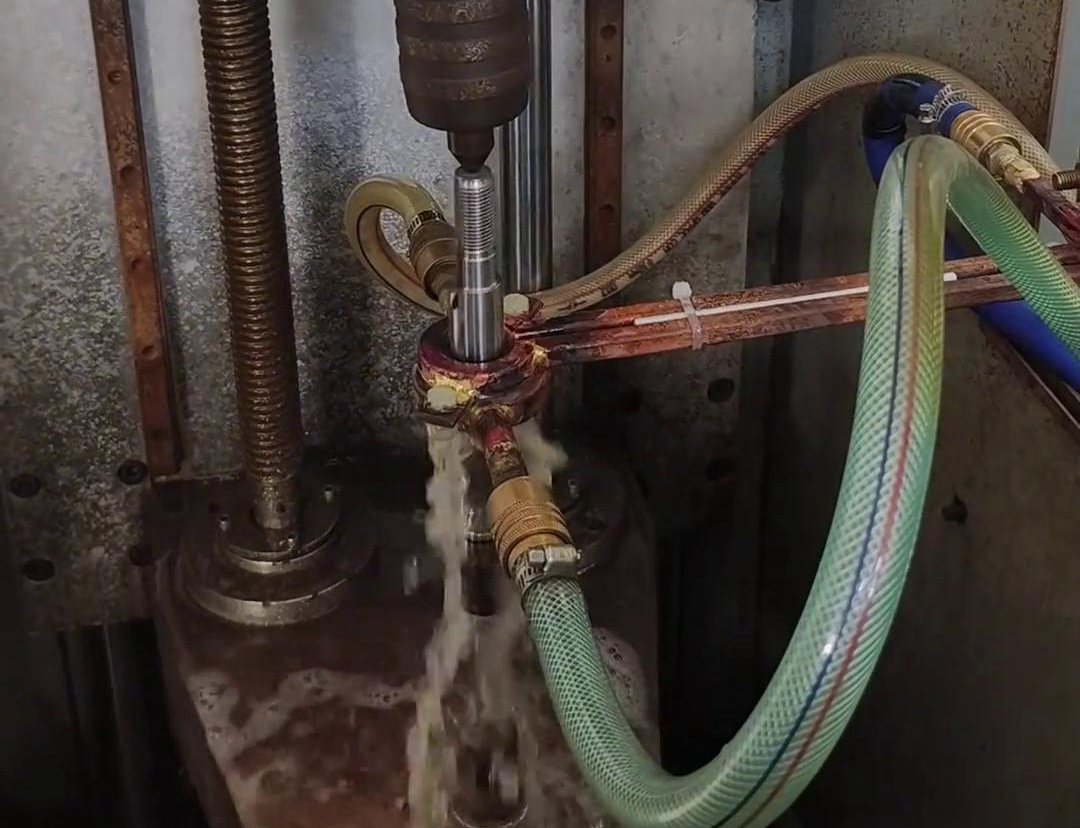 高頻淬火機(jī)床可以根據(jù)電機(jī)軸尺寸和淬火要求，實(shí)現(xiàn)自動(dòng)化操作淬火