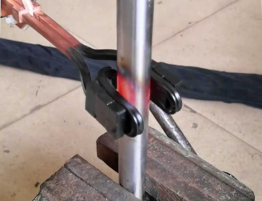 手持式高頻加熱機搭配U型開口線圈對25mm實心圓鋼棒料