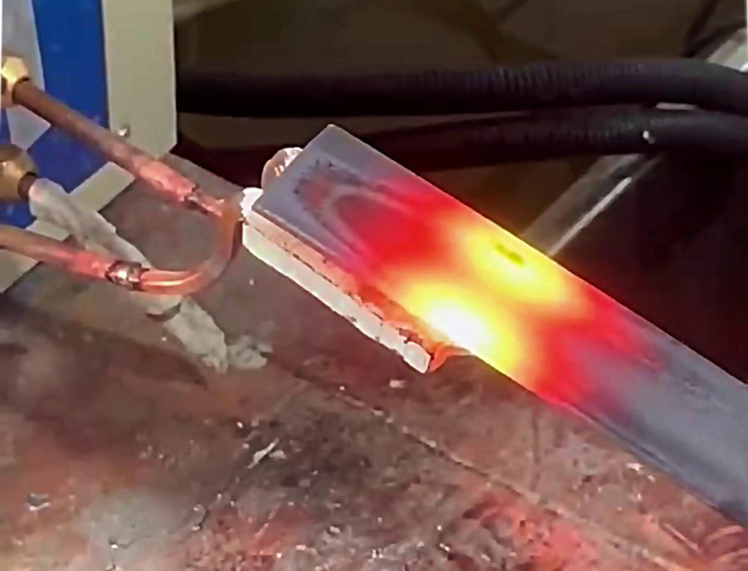 高頻加熱機憑借其獨特的技術特性,在鐵板平面加熱方面展現出了卓越的性能