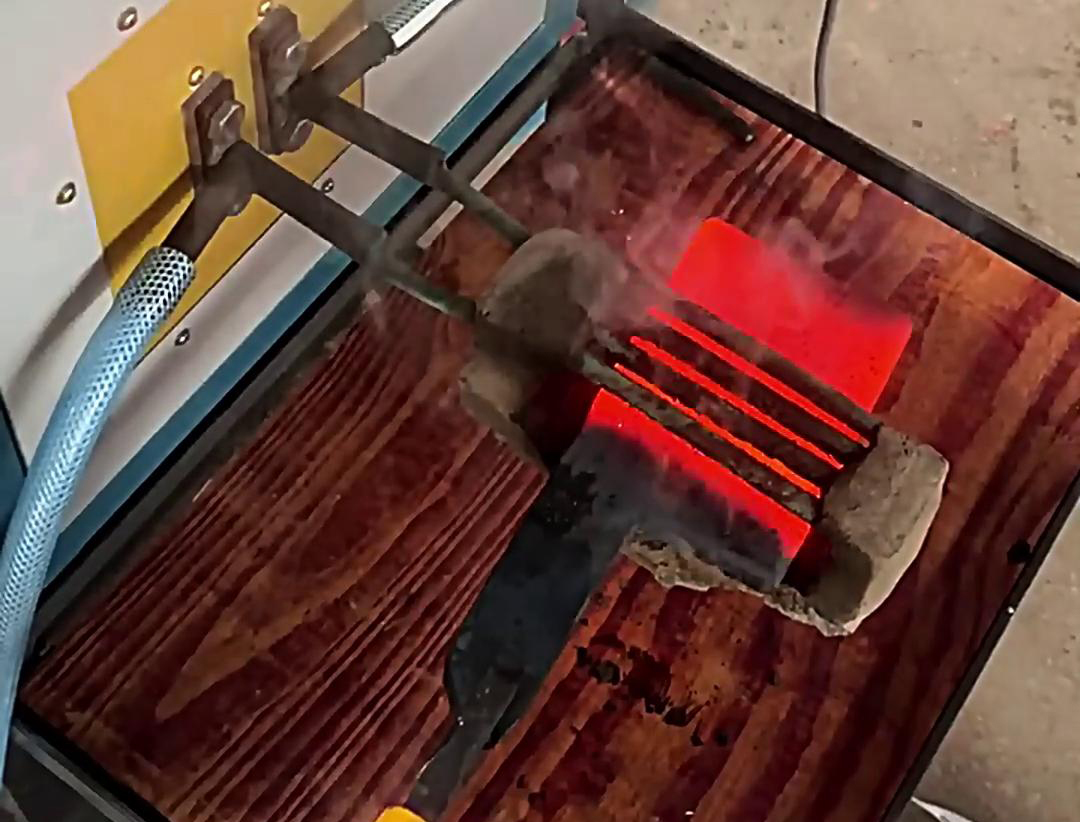 打鐵專用的高頻加熱爐,它采用電加熱,無明火更安全,開機即加熱