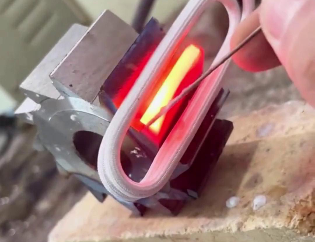 這是齒輪斷裂的齒牙,用我們的高頻焊接機不到一分鐘就能焊好