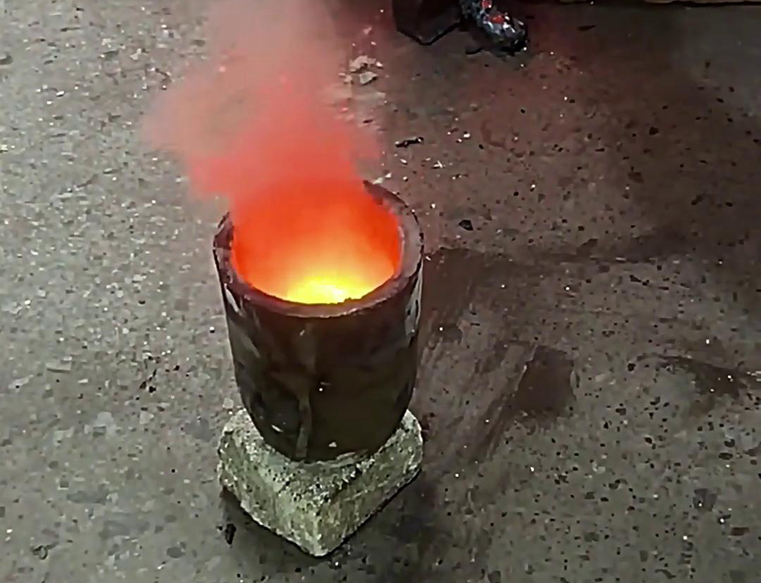 黃金礦粉熔煉測試采樣,用這款小型中頻熔煉爐來熔煉