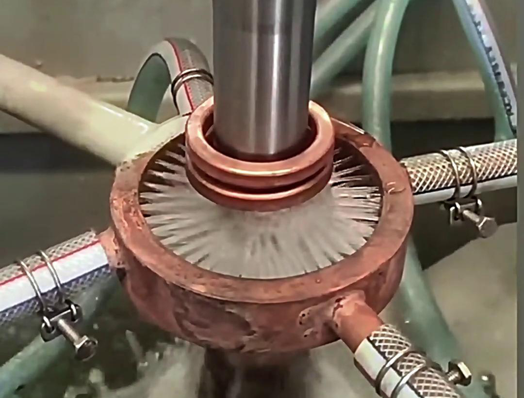 軸的淬火層深、硬度要均勻一致,還得用高頻淬火機床