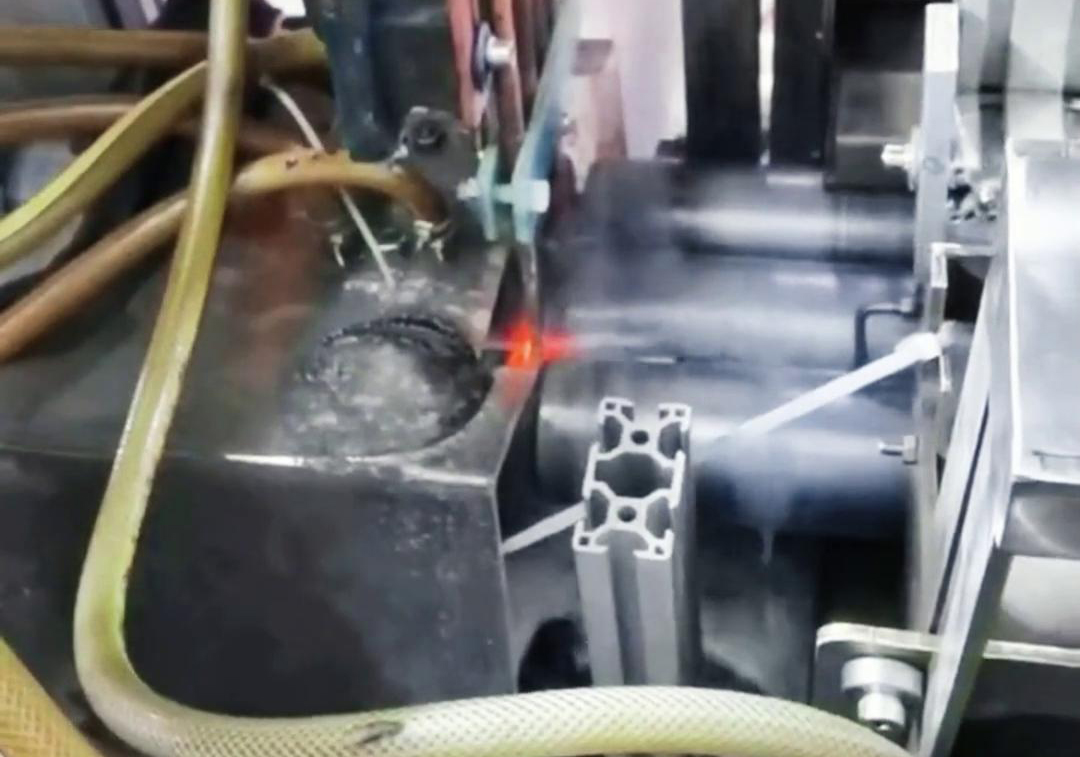 臥式高頻淬火機床主要應用于軸類、盤類及各類精密復雜零件的表面硬化處理