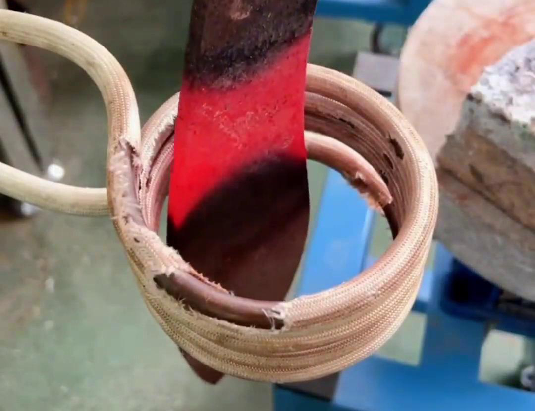 6毫米厚的鋼板,在這臺高頻感應(yīng)加熱機上加熱幾秒鐘就紅透