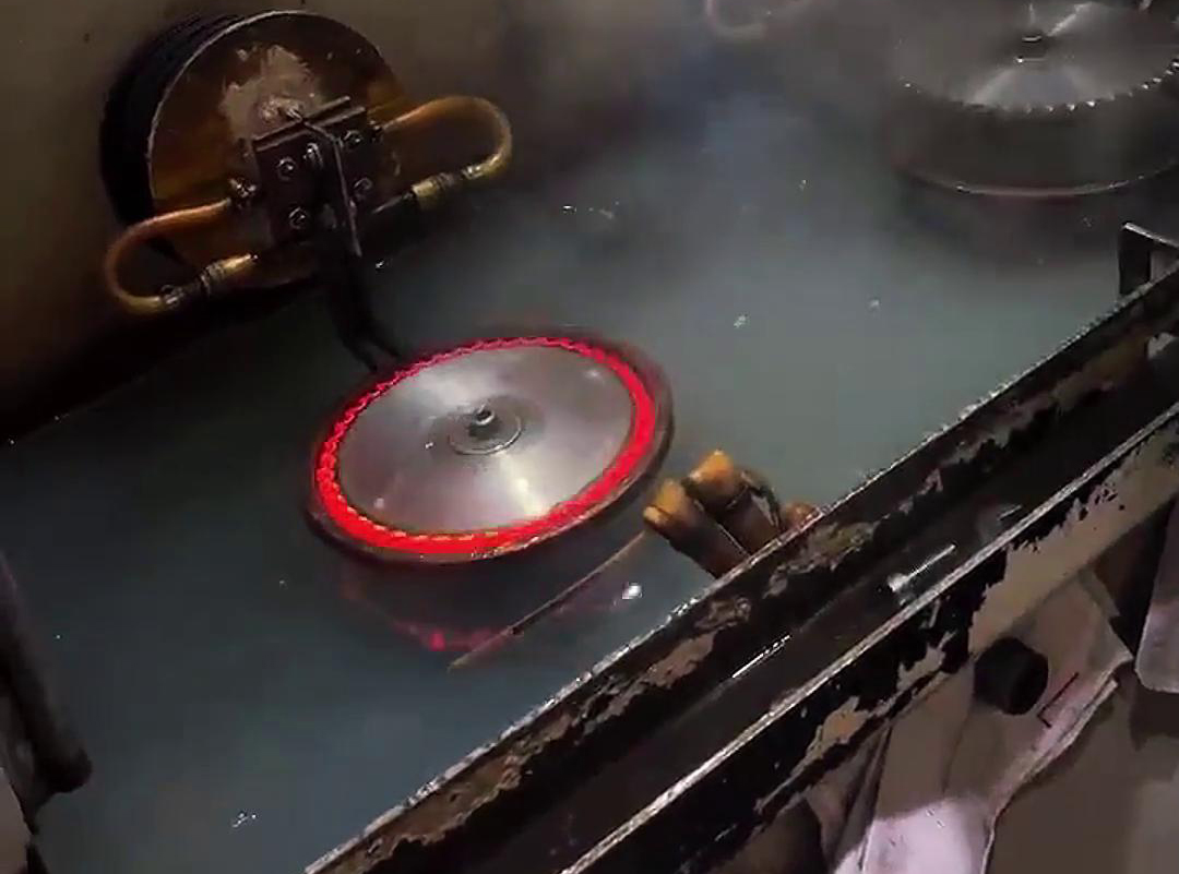 雙工位高頻淬火機床，它適用于各種鋸片、鏈輪、齒輪淬火熱處理