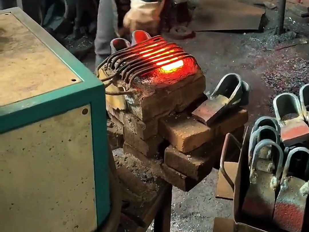 利用超音頻感應加熱技術，對鋤頭等農具坯料進行快速、均勻加熱，隨后進行鍛造加工的工藝