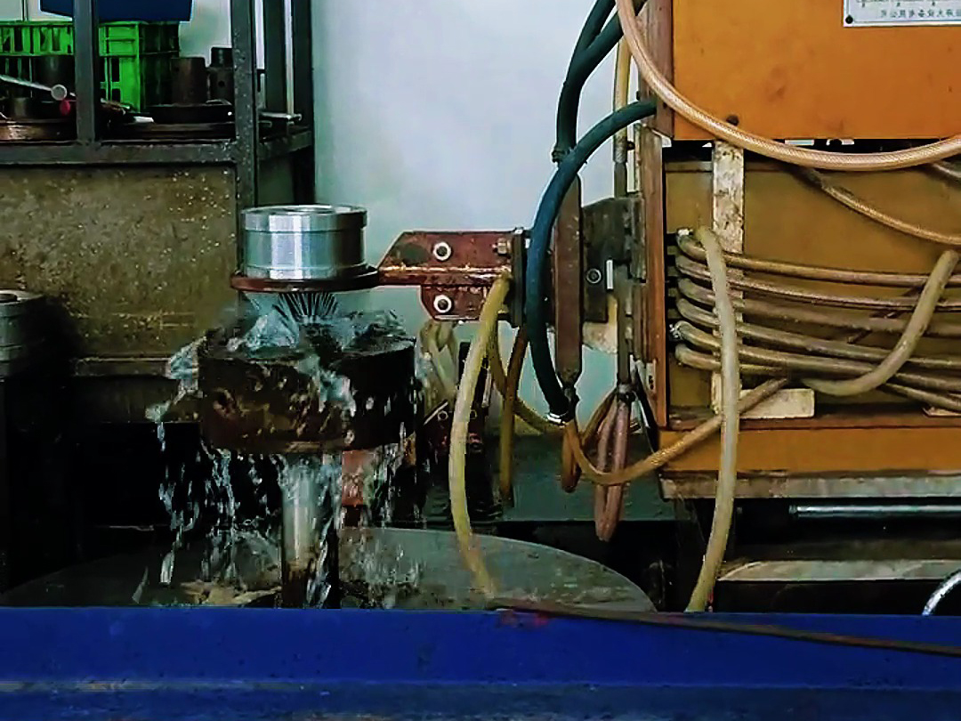 軸類(lèi)淬火機(jī)床通過(guò)高頻感應(yīng)加熱技術(shù)，實(shí)現(xiàn)了軸類(lèi)零件的高效、精準(zhǔn)淬火處理