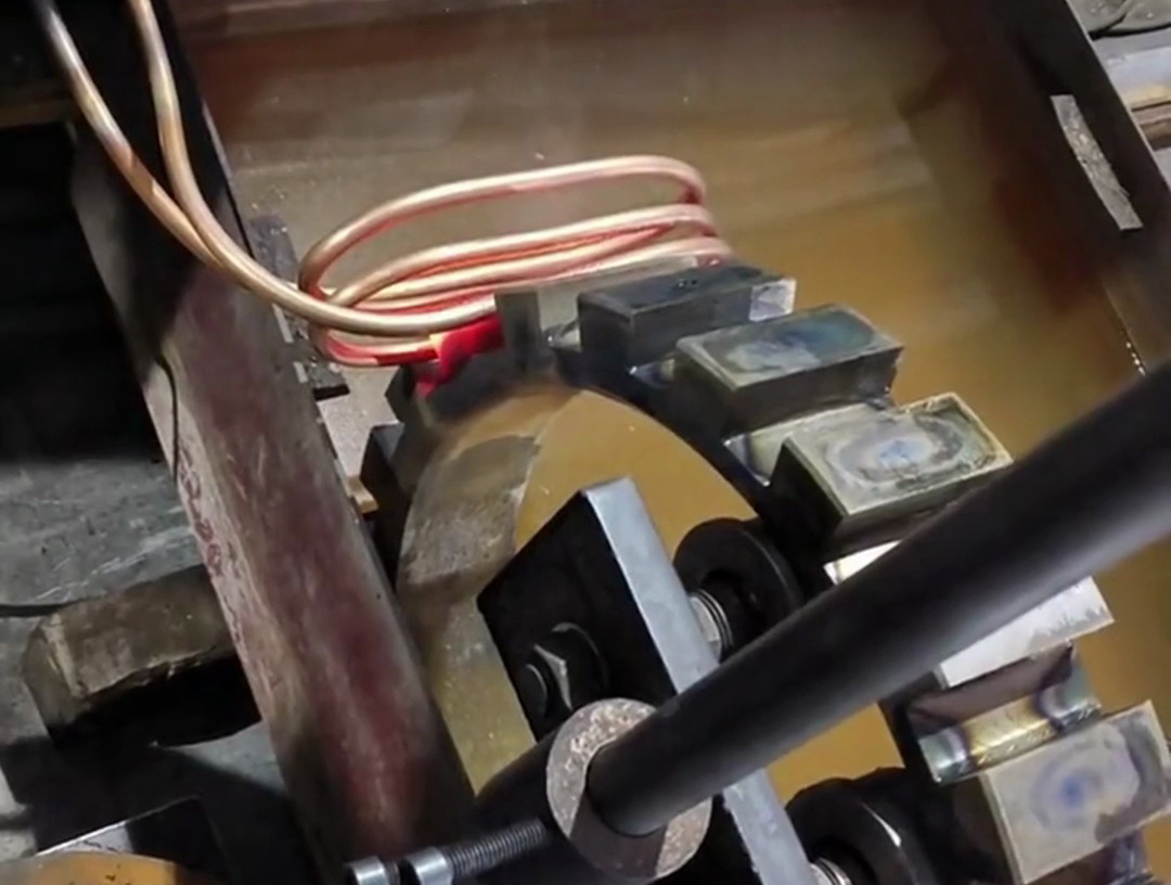 齒輪鏈輪淬火熱處理需求考慮采用高頻淬火設(shè)備來(lái)完成