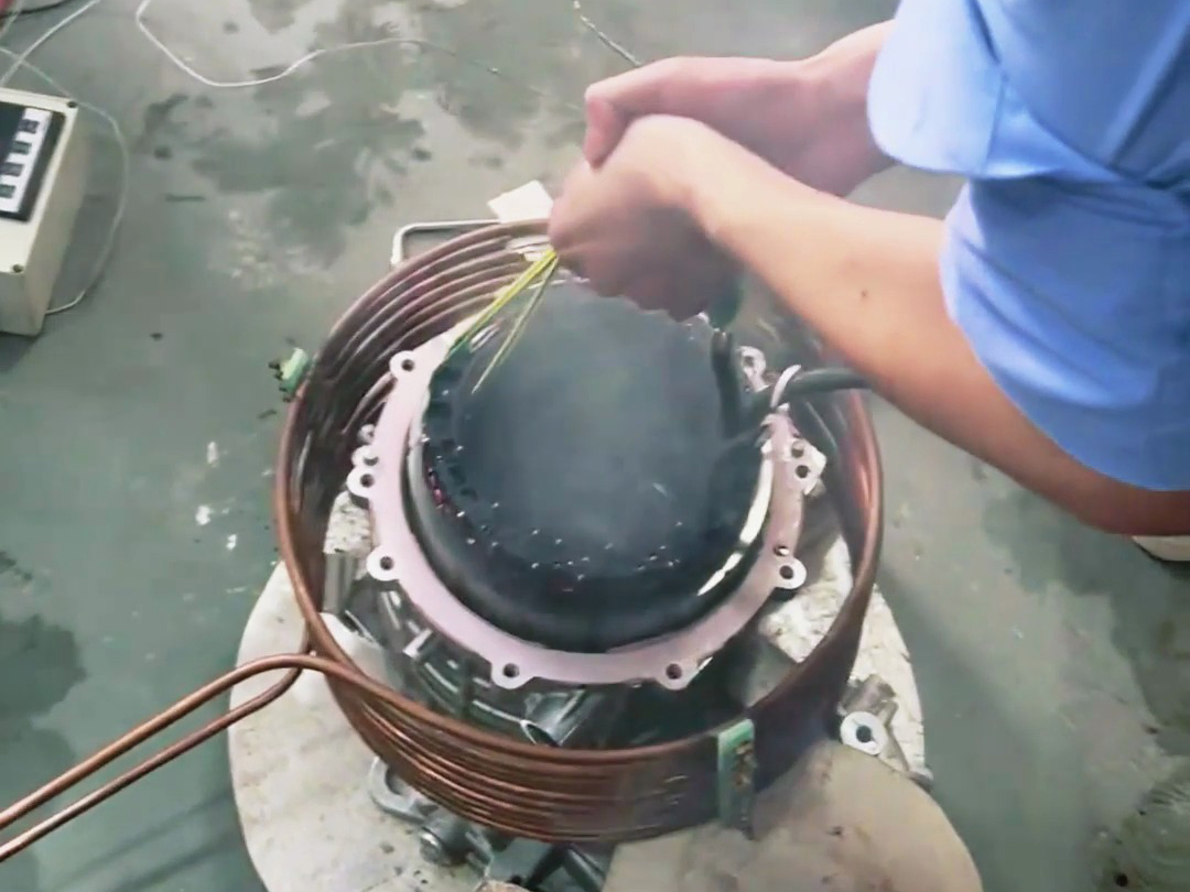 電機熱裝實驗,采用中頻感應(yīng)加熱設(shè)備對電機殼進行加熱