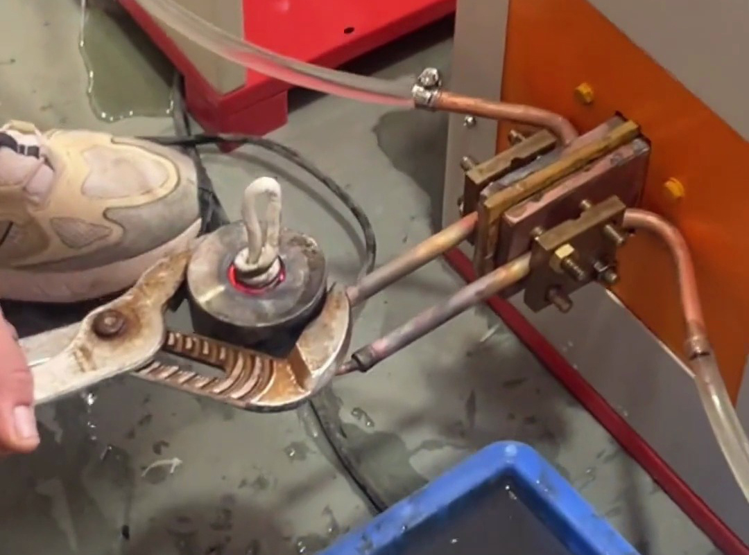 使用超高頻淬火機進行內(nèi)孔淬火打樣