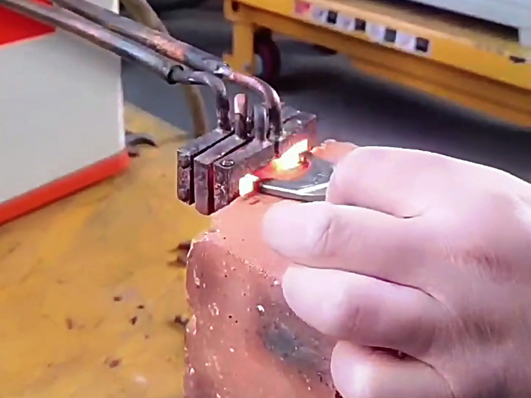 超高頻淬火對五金零件提供了一種高效、經(jīng)濟且可靠的解決方案