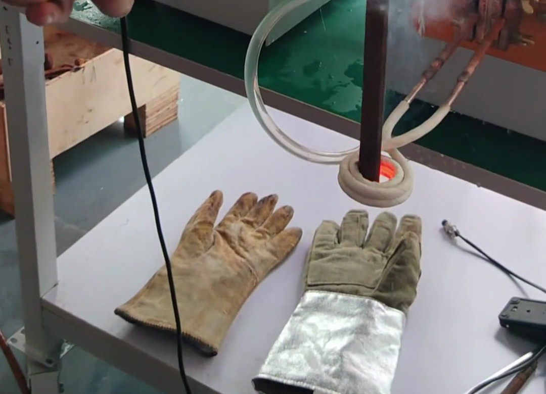 25KW型號的高頻加熱機用來做淬火、退火、焊接、熔煉等熱處理工藝